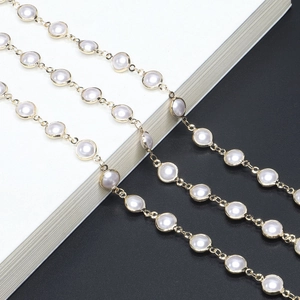 Collier chaîne perle dorée avec inserts ronds en nacre blanche pour femmes