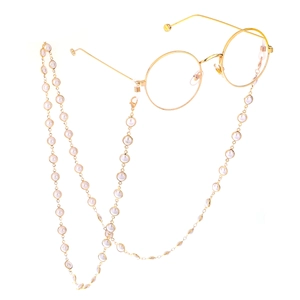 Lunettes rondes dorées élégantes avec une chaîne classique en perles blanches