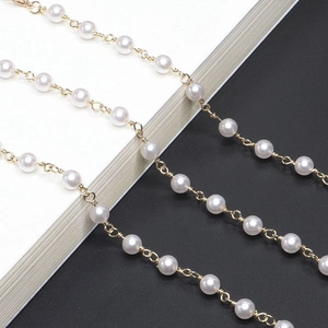 Elegante catena per occhiali con perle bianche e maglie in metallo dorato