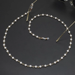 Elegante catenella per occhiali fatta a mano con perle e maglie metalliche dorate