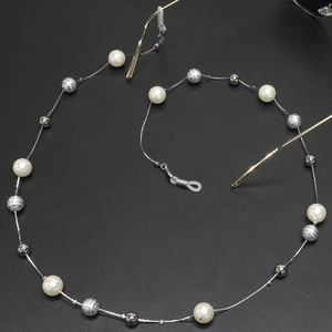 Chaîne à lunettes argentée avec perles dépolies et perles blanches sur fond noir