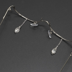 Monture de lunettes argentée avec pendentifs en zircon et finitions métalliques