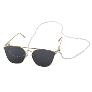 Klassische goldene Pilotenbrille mit einer stylischen weißen Süßwasserperlen-Kette