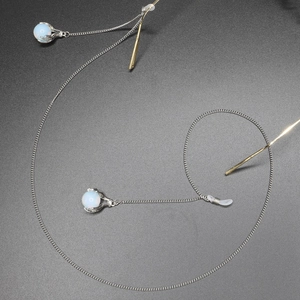 Chaîne à lunettes en acier argenté avec pendentifs en opale et boucles en silicone