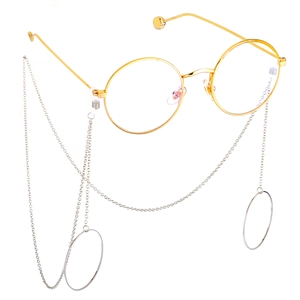 Lunettes rondes dorées avec chaîne en métal argenté et grands pendentifs géométriques