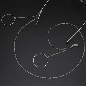 Chaîne de lunettes en métal argenté avec grands pendentifs ronds et boucles antidérapantes