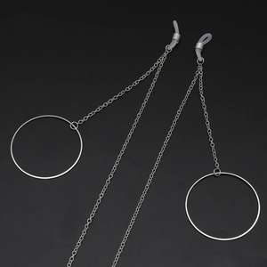 Détail d'une chaîne de corps géométrique argentée avec anneaux et boucles en silicone
