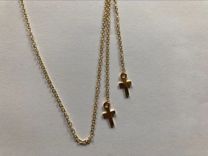 Chaîne à lunettes dorée antidérapante en métal avec deux pendentifs croix élégants