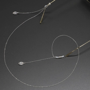 Chaîne de lunettes argentée antidérapante avec pendentifs zircon et boucles silicone