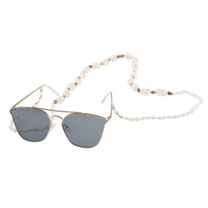 Lunettes de soleil dorées minimalistes avec chaîne artisanale en coquillages et perles