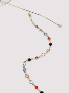 Détail d'une chaîne à lunettes en alliage doré avec perles en verre colorées et boucles