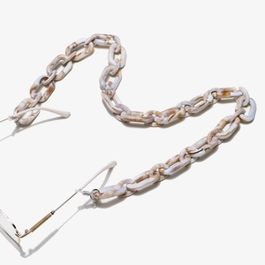 Détail d'une chaîne de lunettes en acrylique léopard avec boucles en caoutchouc