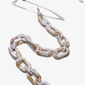 Détail d'une chaîne à lunettes en acrylique marbré avec boucles en silicone antidérapantes