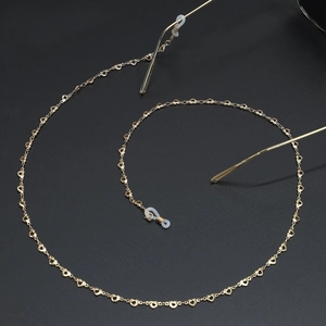 Elegante catena per occhiali dorata con maglie a cuore e asole in silicone regolabili