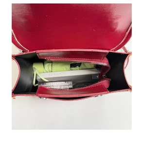 Detalle del interior de la mochila roja con espacio para paraguas y teléfono móvil