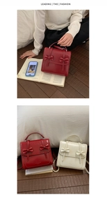Detalle de bolsos cuadrados vintage con lazos 3D y correas ajustables en un ambiente de hogar