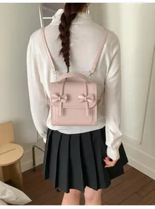 Foto de estilo de vida de mini mochila rosa con lazos y correas ajustables suaves
