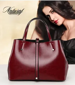 Détail du sac cabas vintage bordeaux montrant la texture du cuir synthétique et la boucle