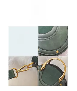 Dettaglio della borsa in pelle scamosciata verde scuro con manico in metallo dorato
