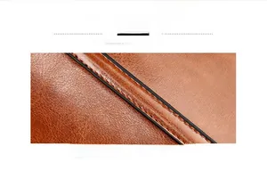 Détail macro des coutures faites à la main sur le cuir marron de ce sac à main fourre-tout