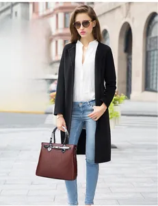 Stile street di una borsa rossa con motivo a coccodrillo e un cappotto di lana nero