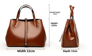 Vue détaillée du sac cabas en cuir marron montrant les dimensions 32 cm par 23 cm