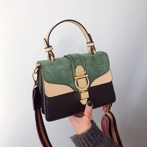 Sac carré tendance bicolore avec rabat en daim vert et bandoulière rayée pour femme