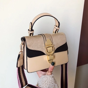 Sac bandoulière bicolore avec boucle dorée et large bandoulière tissée à rayures