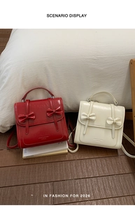 Mochilas elegantes 2026 en cuero sintético rojo y crema con detalles de lazos dobles