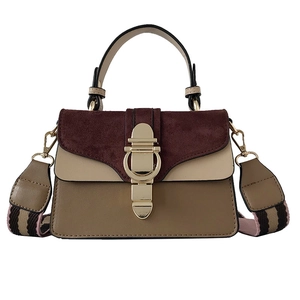 Sac bandoulière tendance bicolore avec boucle dorée et large bandoulière rayée
