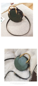 Dettaglio borsa tonda verde con manici in metallo dorato e finiture con rivetti