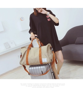 Sac de voyage beige fixé sur la poignée d'une valise argentée pour plus de confort