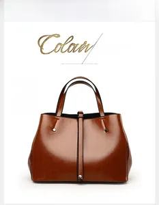 Gros plan détaillé d'un sac cabas marron poli avec rivets métalliques et texture chic