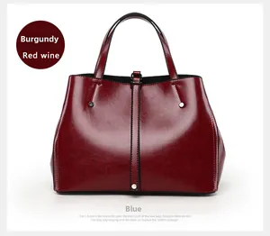 Détail du sac à main cabas en cuir verni bordeaux avec rivets métalliques et sangles