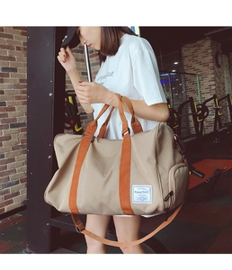 Détail du sac de sport kaki avec poignées orange et compartiment chaussures en salle