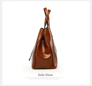 Vue latérale du sac fourre-tout en cuir synthétique marron brillant de forme trapèze