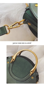 Dettaglio borsa verde vintage con manici in metallo e ganci dorati per tracolla