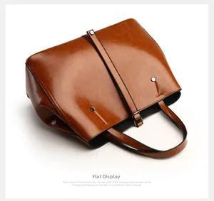 Vue détaillée à plat du sac cabas en cuir ciré caramel avec décoration ceinture