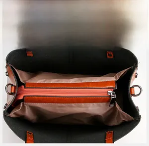 Vue de dessus montrant le rangement intérieur triple couche et le compartiment zippé du sac
