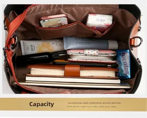 Intérieur spacieux du sac cabas en cuir marron avec compartiments de rangement