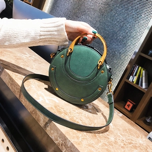 Borsa a tracolla rotonda verde scuro con manico in metallo dorato e finitura in pelle
