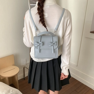 Mini mochila de moda de cuero PU azul claro con lazos para mujer mostrada en la espalda