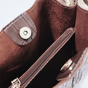 Brown crocodile pattern bucket bag with large capacity and gold magnetic closure