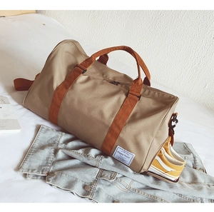 Dettaglio borsa da viaggio in tela kaki con scomparto per scarpe laterale con zip
