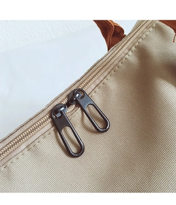 Dettaglio della borsa da viaggio in tela robusta con doppia chiusura a zip in metallo