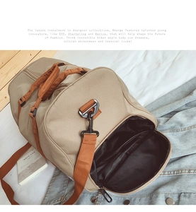 Dettaglio della borsa in tela kaki con manici arancioni e fibbie in metallo resistenti