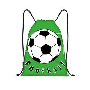 Grüner Fußball-Kordelzug-Rucksack mit weißen Spielfeldlinien und schwarzem Grafikdesign