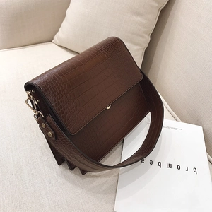 Vue détaillée de la texture crocodile sur sac bandoulière vintage en cuir marron foncé