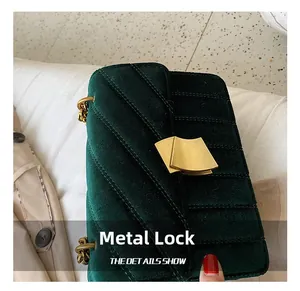 Detailaufnahme der grünen Samttasche mit goldenem Verschluss und Kette
