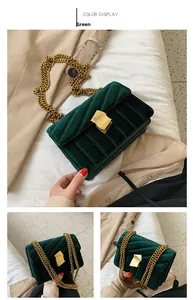 Detail der dunkelgrünen Samt-Schultertasche mit goldener Kette und geometrischem Schloss
